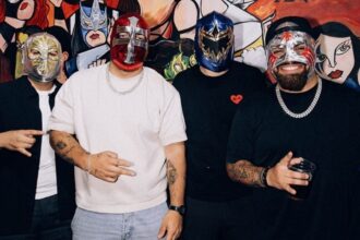 Grupo Frontera asiste enmascarado a las luchas de Guadalajara