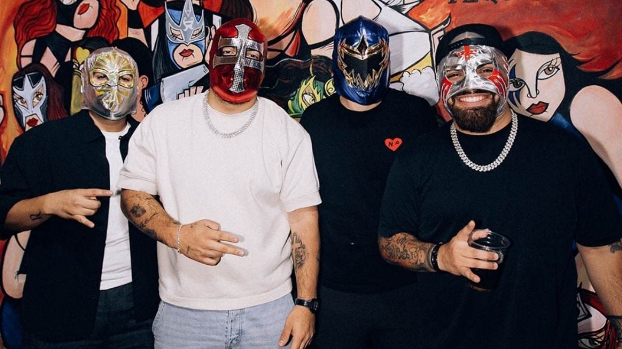 Grupo Frontera asiste enmascarado a las luchas de Guadalajara