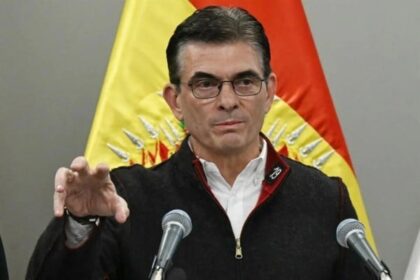 Presidente de Bolivia convoca diálogo nacional y descarta renuncia
