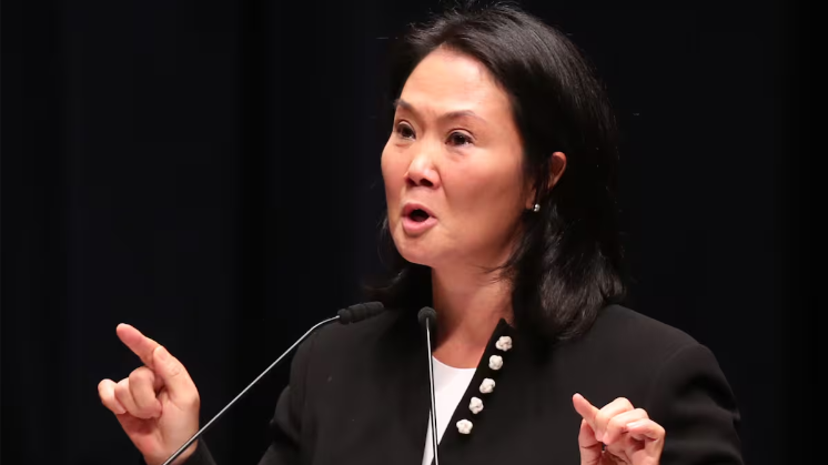Keiko Fujimori lidera ajustado balotaje presidencial en Perú