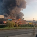 Incendio por falla eléctrica en fábrica y bodega de reciclaje en Morelia