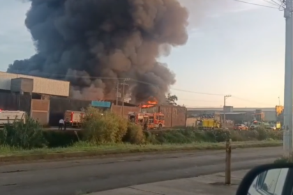 Incendio por falla eléctrica en fábrica y bodega de reciclaje en Morelia