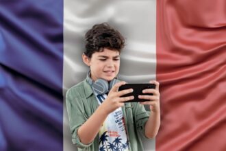 Francia prohíbe redes sociales a menores de 15 años desde 2026