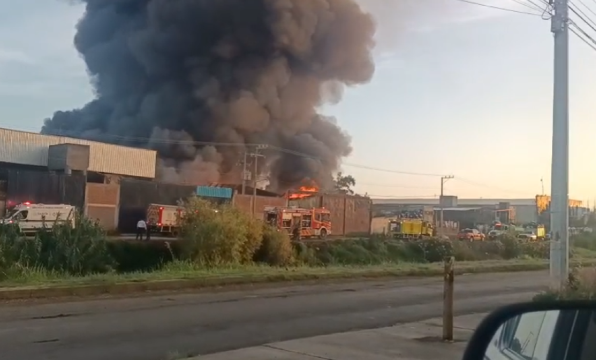 Incendio por falla eléctrica en fábrica y bodega de reciclaje en Morelia
