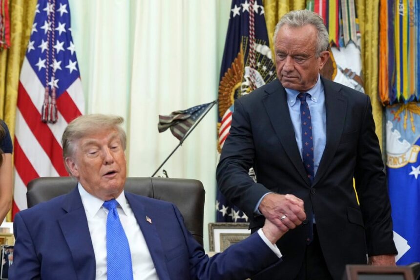 Expertos advierten riesgo infantil por orden de Trump sobre vacuna triple