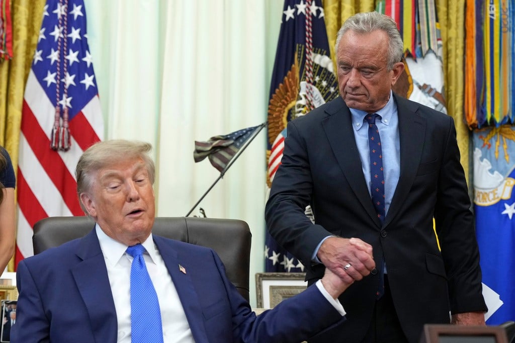 Expertos advierten riesgo infantil por orden de Trump sobre vacuna triple