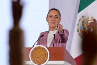 Sheinbaum propone prohibir celulares a maestros y alumnos en aulas
