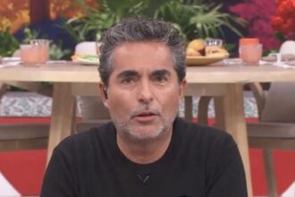 Raúl Araiza honra a Fernando del Solar en aniversario de Hoy
