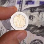 Peso mexicano avanza a 17.22 por dólar previo a decisión de Banxico