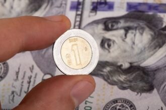 Peso mexicano avanza a 17.22 por dólar previo a decisión de Banxico