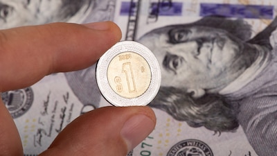 Peso mexicano avanza a 17.22 por dólar previo a decisión de Banxico