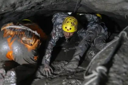 Rescatan a nepalí tras diez días atrapado en túnel inundado