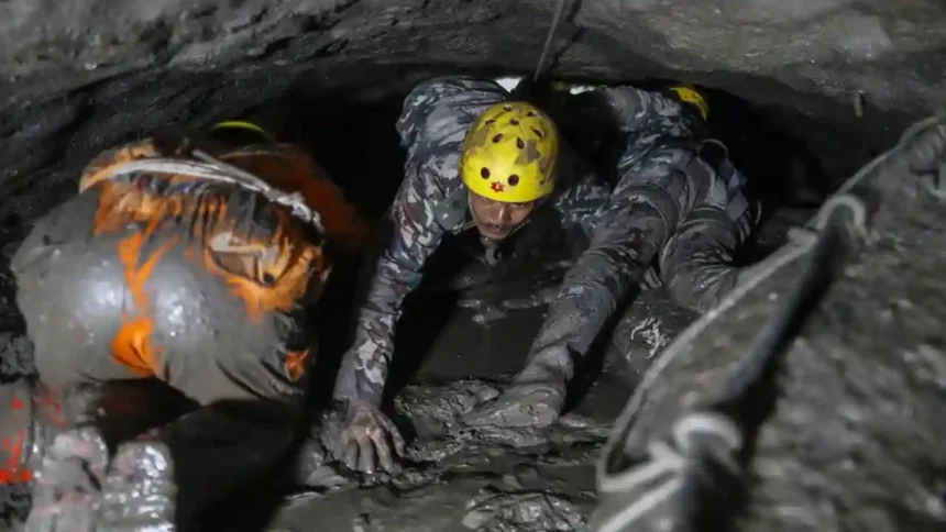 Rescatan a nepalí tras diez días atrapado en túnel inundado