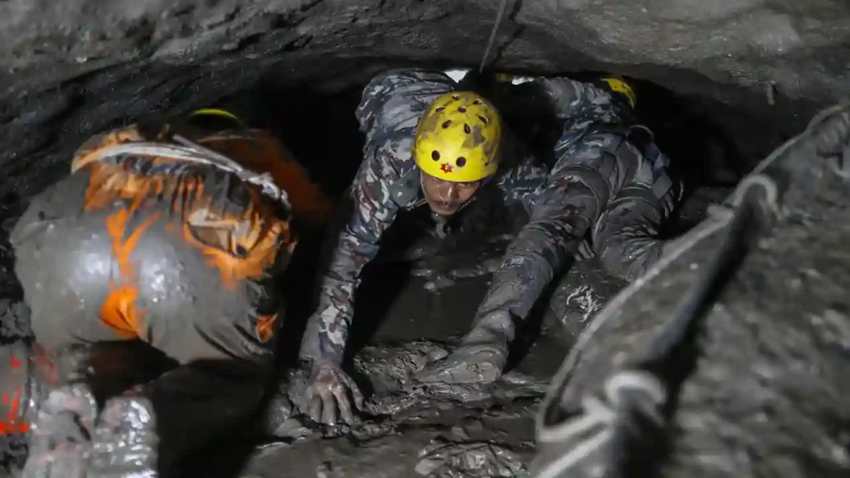 Rescatan a nepalí tras diez días atrapado en túnel inundado
