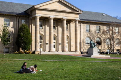 Cornell enfrenta demanda por manejo de agresión sexual en campus