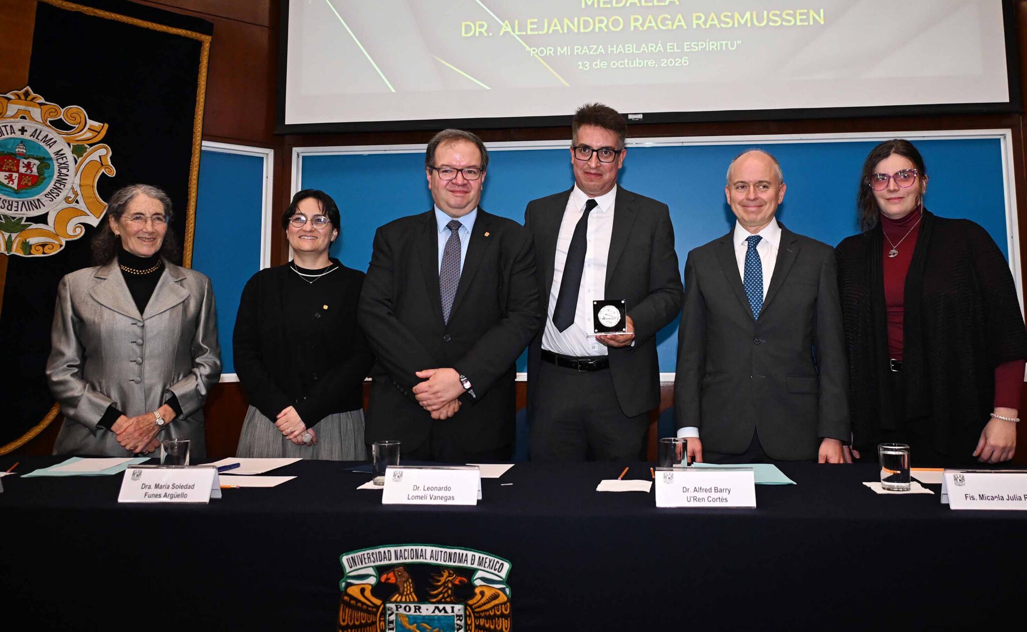Luis Alberto Zapata recibe la Medalla Alejandro Raga de la UNAM