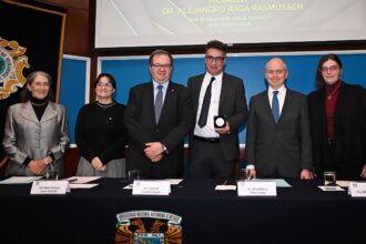 Luis Alberto Zapata recibe la Medalla Alejandro Raga de la UNAM