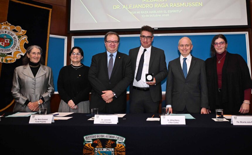 Luis Alberto Zapata recibe la Medalla Alejandro Raga de la UNAM