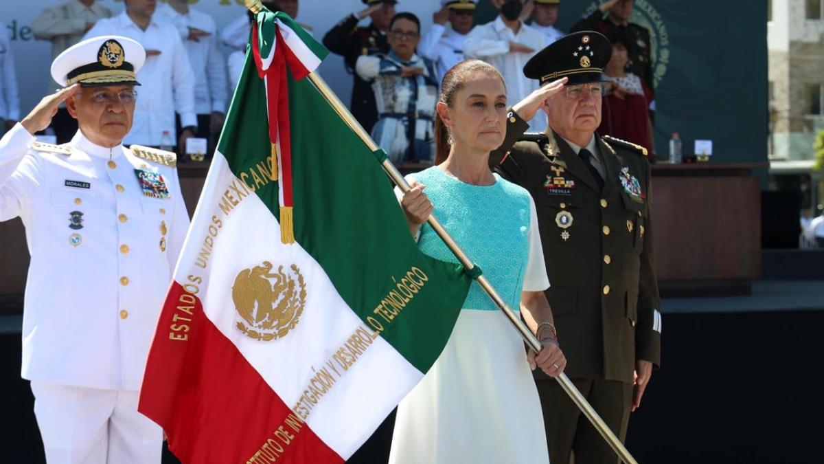 Sheinbaum reconoce a la Armada en su 205 aniversario en Veracruz