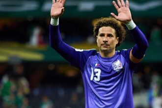 Memo Ochoa recibe homenaje en el Memorial Coliseum de Los Ángeles